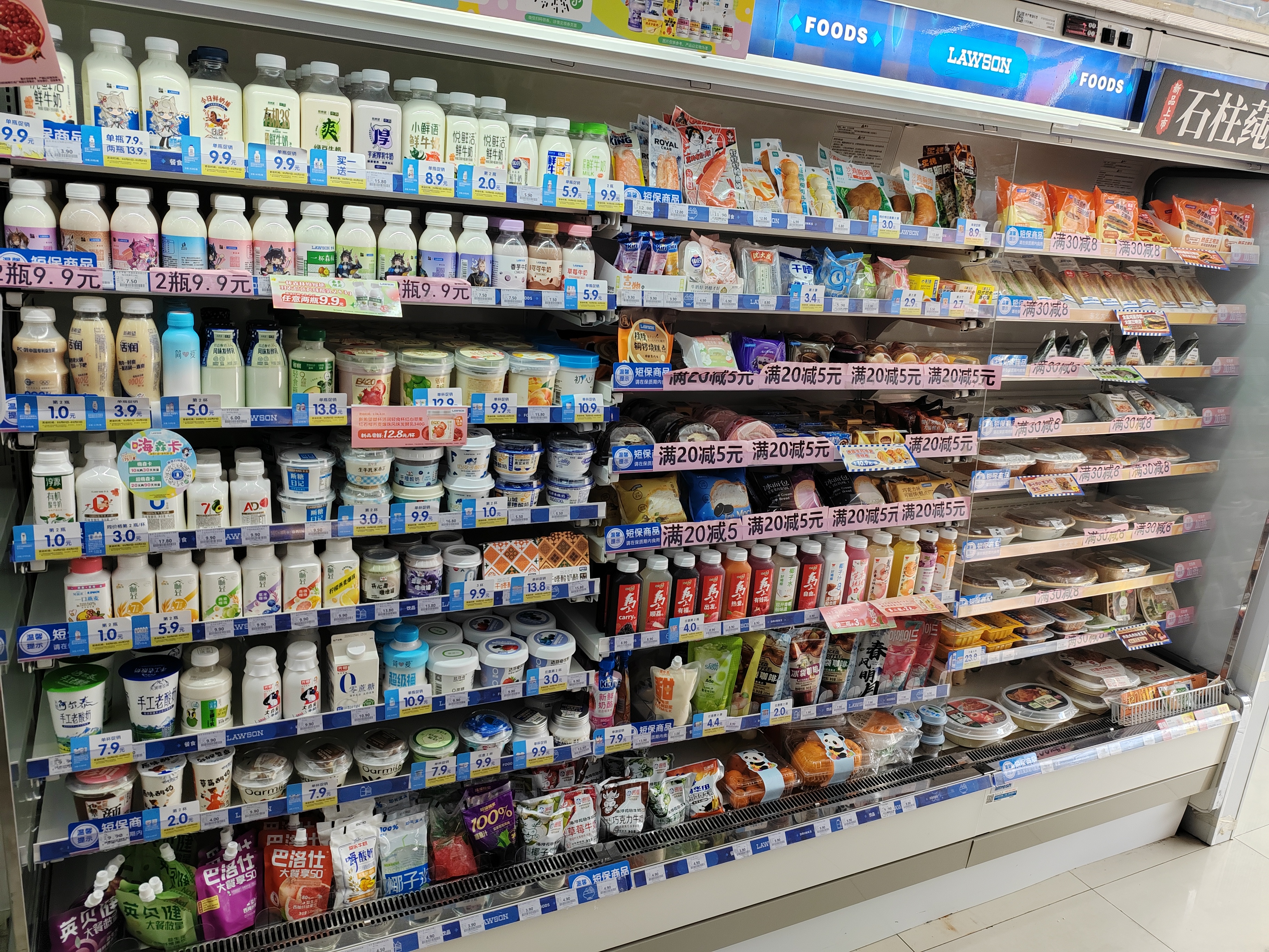 门店酒水货架陈列近景